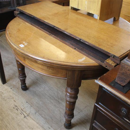 Mahogany circular dining table, with two additional leaf inserts and crank handle